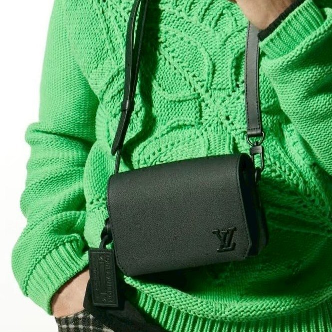 LV黑色牛皮小型翻蓋斜背包M82085 (115年購入僅離櫃!)-1