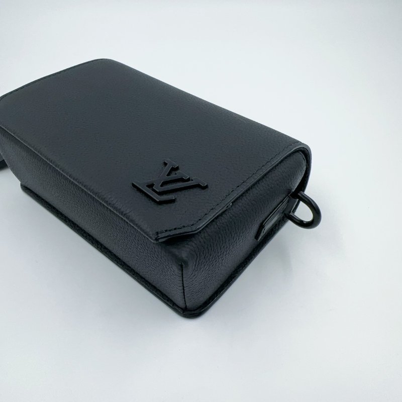 LV黑色牛皮小型翻蓋斜背包M82085 (115年購入僅離櫃!)-4