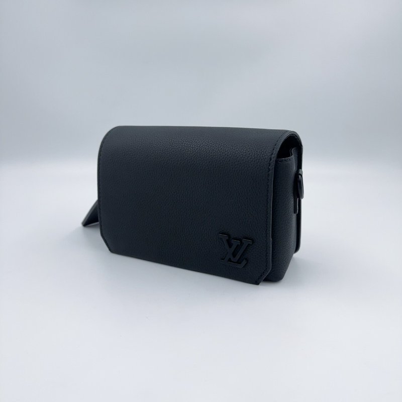 LV黑色牛皮小型翻蓋斜背包M82085 (115年購入僅離櫃!)-5