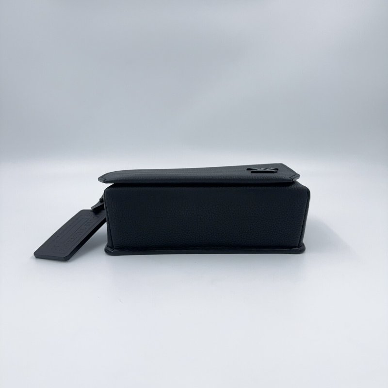 LV黑色牛皮小型翻蓋斜背包M82085 (115年購入僅離櫃!)-8