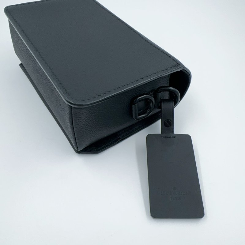 LV黑色牛皮小型翻蓋斜背包M82085 (115年購入僅離櫃!)-10