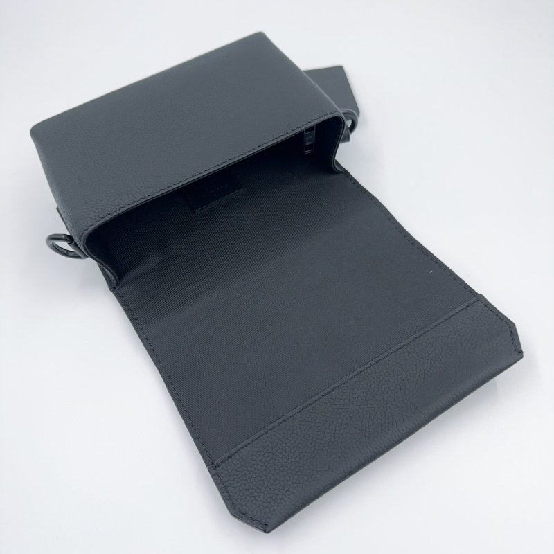 LV黑色牛皮小型翻蓋斜背包M82085 (115年購入僅離櫃!)-12