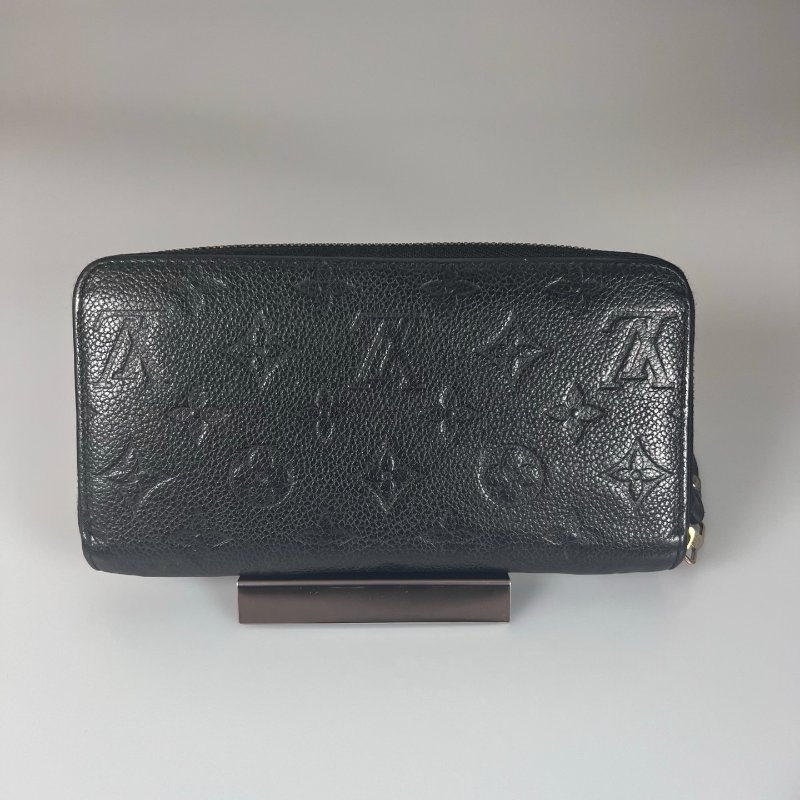 LV M10924 黑壓紋ㄇ拉長夾-1