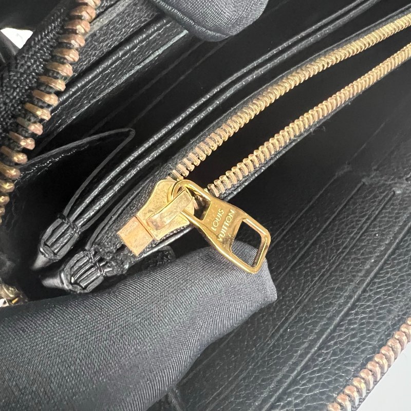 LV M10924 黑壓紋ㄇ拉長夾-5