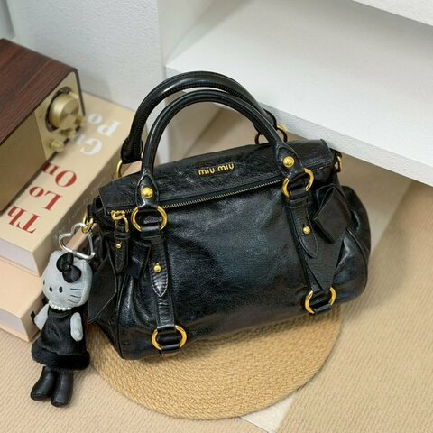 （酷酷女孩一定要有！😎）🏷Miumiu 繆繆．蝴蝶結機車包 油蠟皮 小號