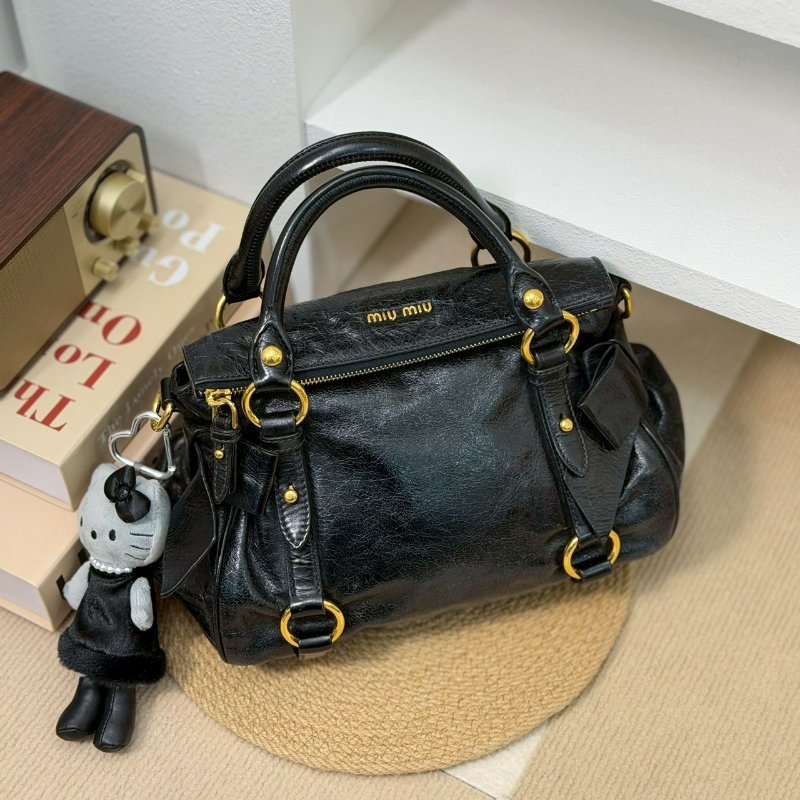 （酷酷女孩一定要有！😎）🏷Miumiu 繆繆．蝴蝶結機車包 油蠟皮 小號-0