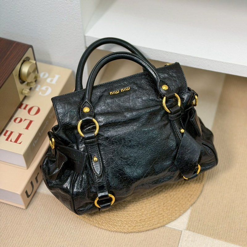 （酷酷女孩一定要有！😎）🏷Miumiu 繆繆．蝴蝶結機車包 油蠟皮 小號-1