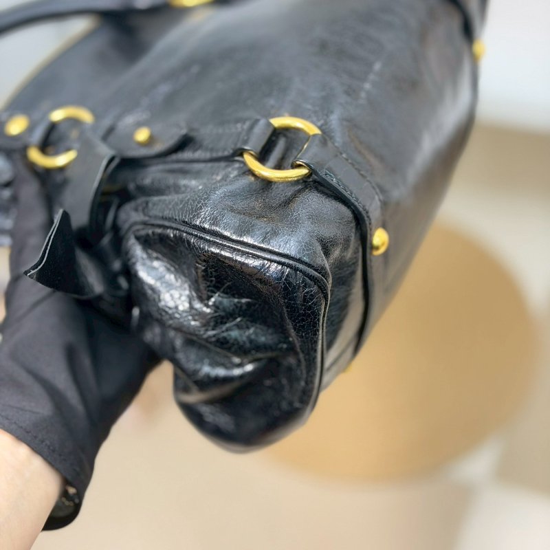 （酷酷女孩一定要有！😎）🏷Miumiu 繆繆．蝴蝶結機車包 油蠟皮 小號-4