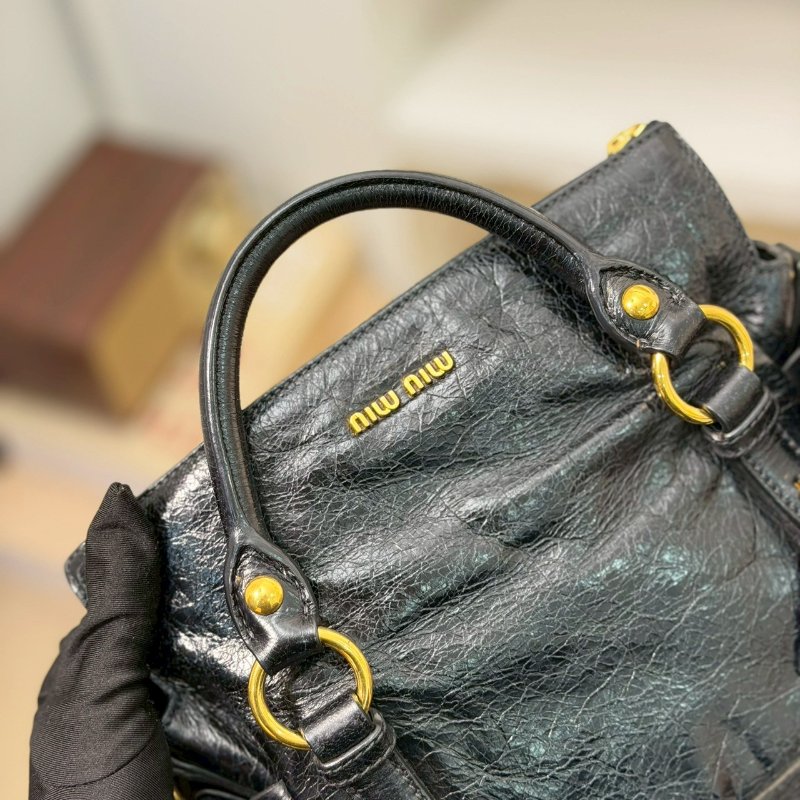 （酷酷女孩一定要有！😎）🏷Miumiu 繆繆．蝴蝶結機車包 油蠟皮 小號-12