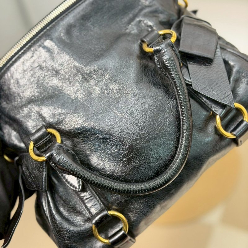 （酷酷女孩一定要有！😎）🏷Miumiu 繆繆．蝴蝶結機車包 油蠟皮 小號-13