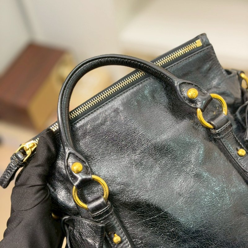 （酷酷女孩一定要有！😎）🏷Miumiu 繆繆．蝴蝶結機車包 油蠟皮 小號-14