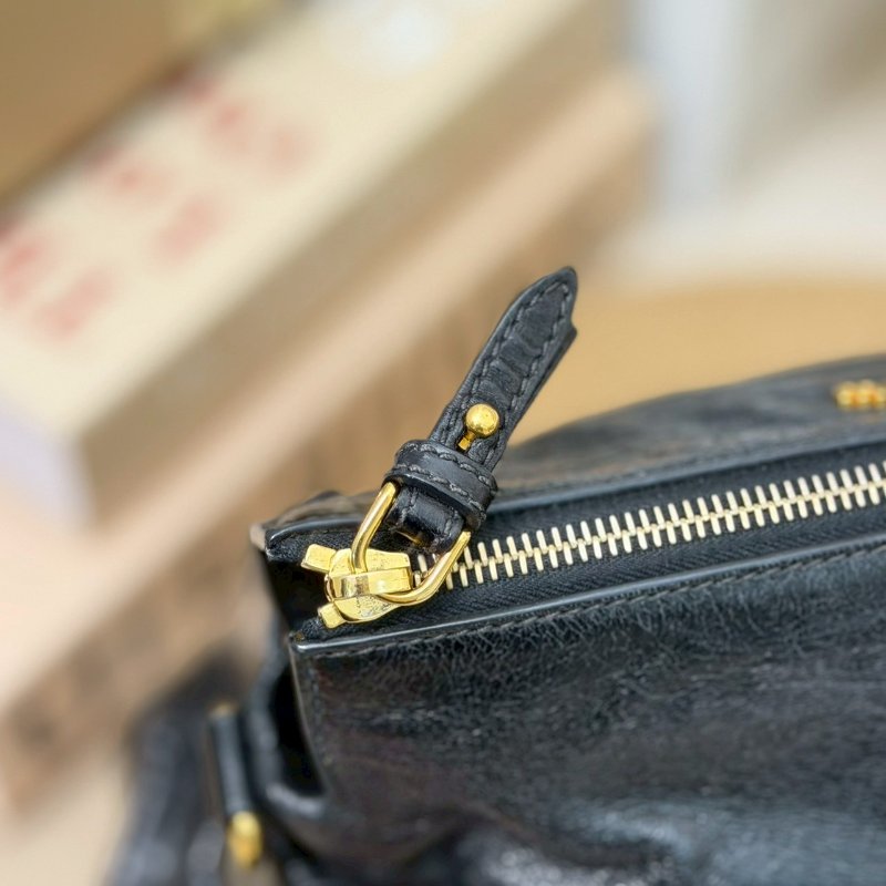 （酷酷女孩一定要有！😎）🏷Miumiu 繆繆．蝴蝶結機車包 油蠟皮 小號-16