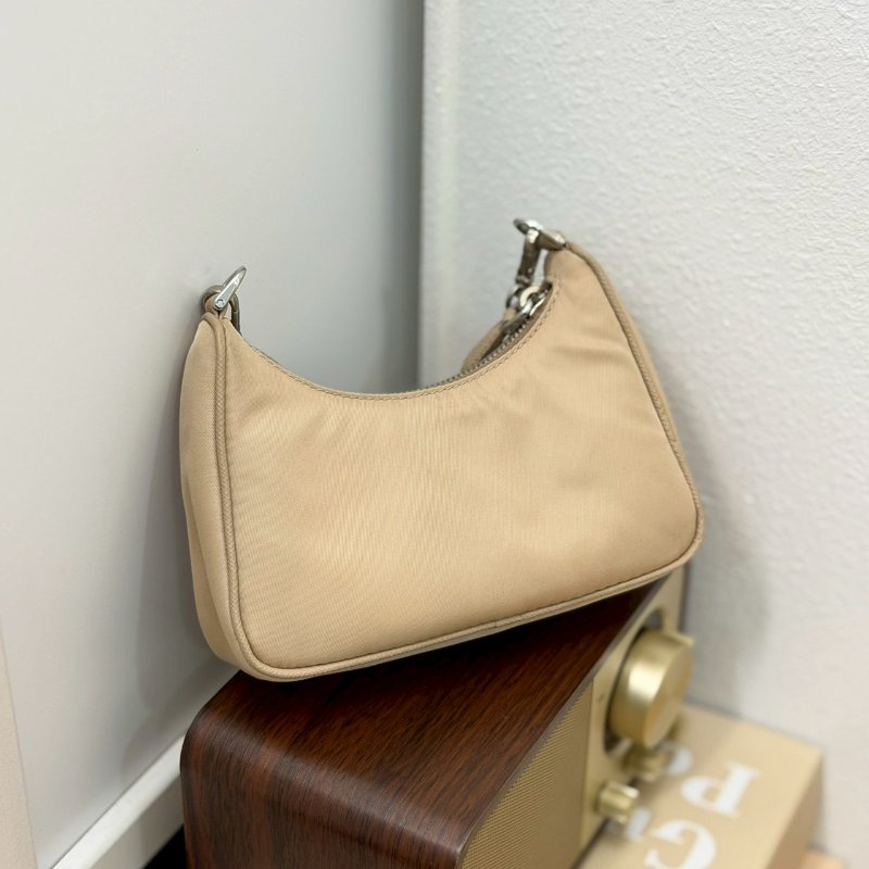 (稀有釋出!值得收藏😍)🏷Prada 普拉達.Mini Hobo 限量絕版款-1