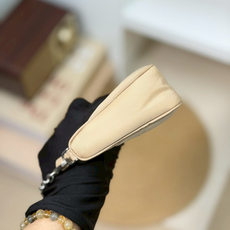 (稀有釋出!值得收藏😍)🏷Prada 普拉達.Mini Hobo 限量絕版款-2