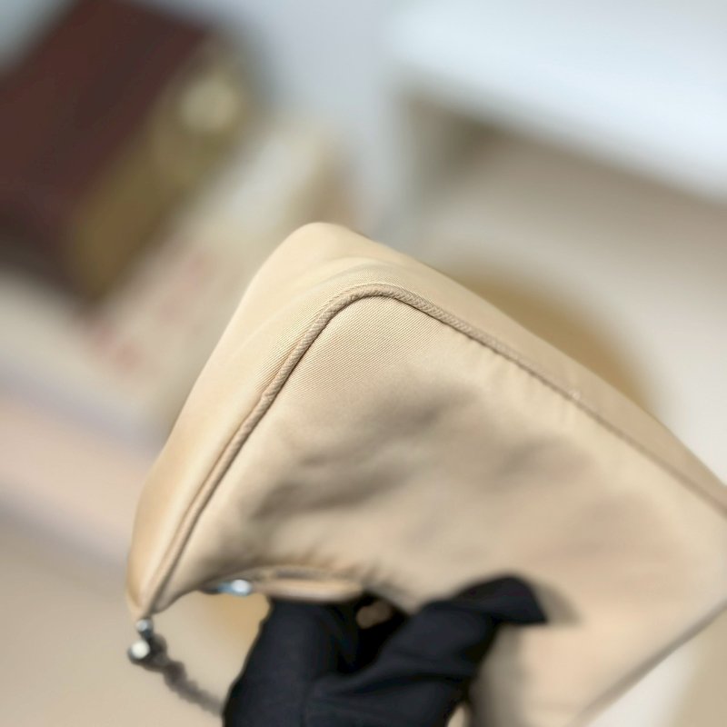 (稀有釋出!值得收藏😍)🏷Prada 普拉達.Mini Hobo 限量絕版款-6