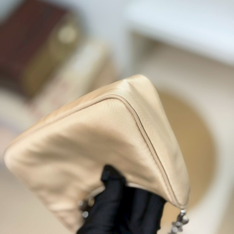 (稀有釋出!值得收藏😍)🏷Prada 普拉達.Mini Hobo 限量絕版款-7