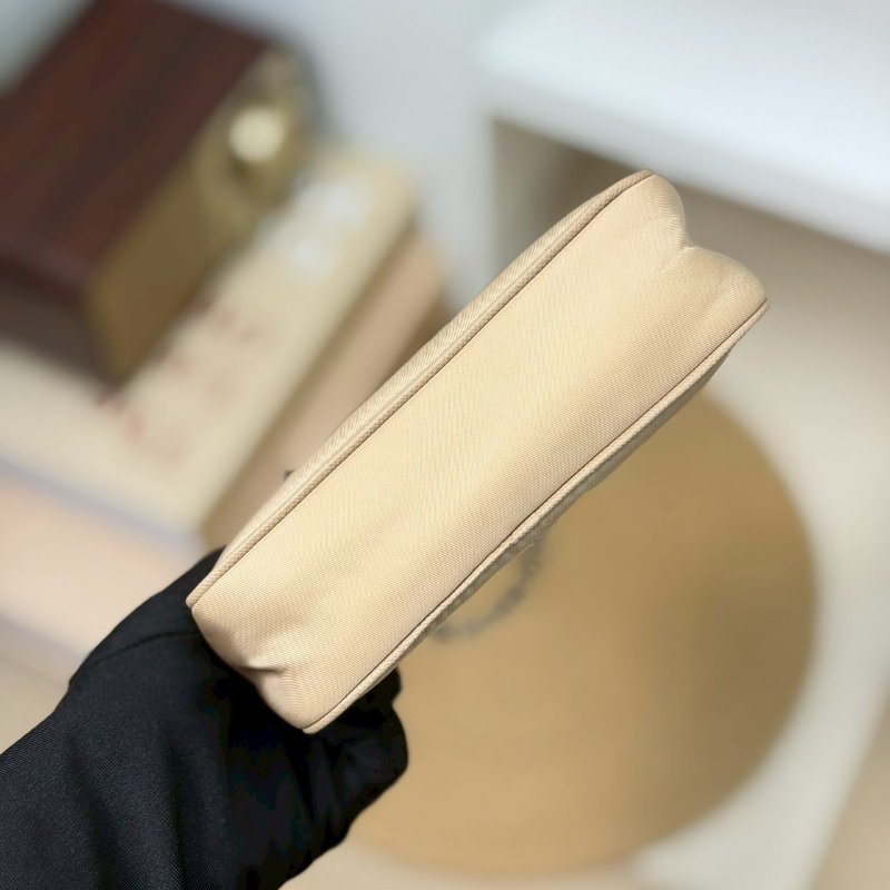 (稀有釋出!值得收藏😍)🏷Prada 普拉達.Mini Hobo 限量絕版款-12