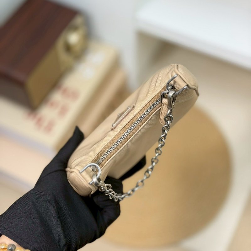 (稀有釋出!值得收藏😍)🏷Prada 普拉達.Mini Hobo 限量絕版款-13