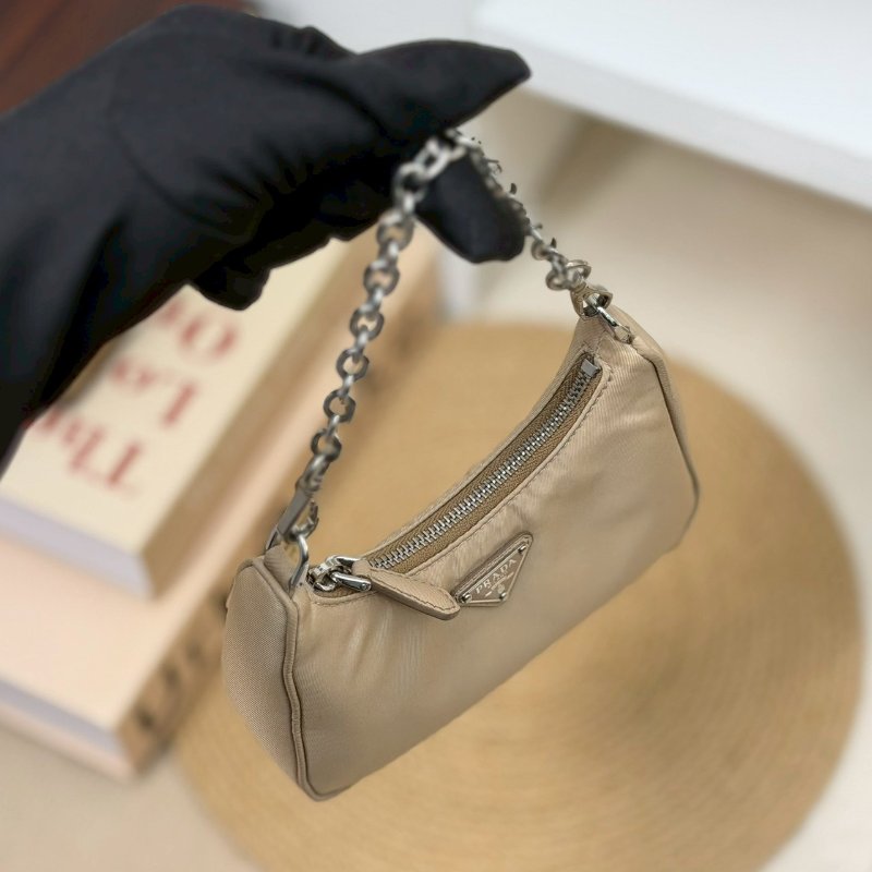 (稀有釋出!值得收藏😍)🏷Prada 普拉達.Mini Hobo 限量絕版款-15