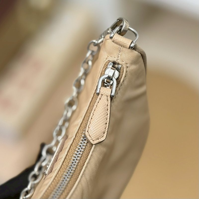 (稀有釋出!值得收藏😍)🏷Prada 普拉達.Mini Hobo 限量絕版款-16