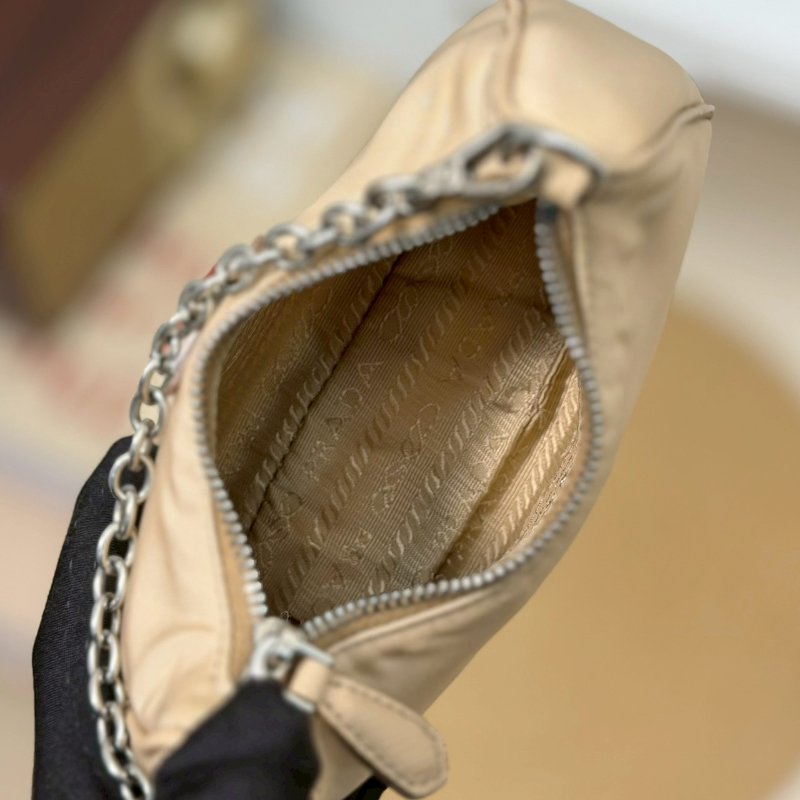 (稀有釋出!值得收藏😍)🏷Prada 普拉達.Mini Hobo 限量絕版款-17