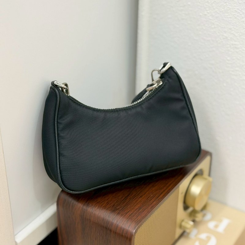 (稀有釋出!值得收藏😍)🏷Prada 普拉達.Mini Hobo 限量絕版款-1