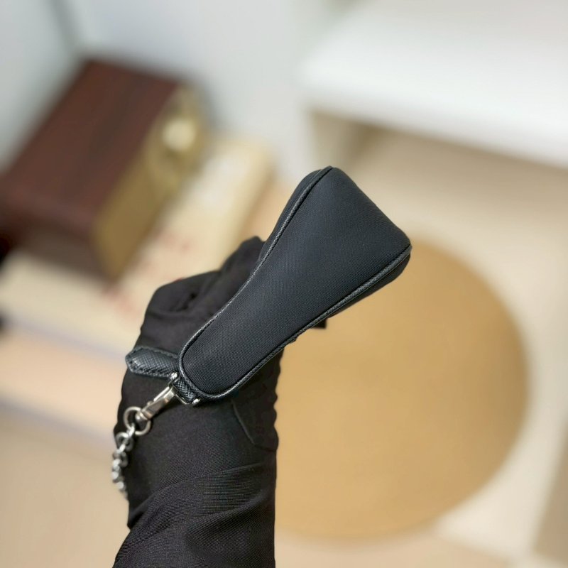 (稀有釋出!值得收藏😍)🏷Prada 普拉達.Mini Hobo 限量絕版款-2