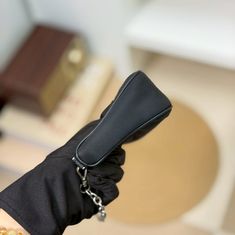 (稀有釋出!值得收藏😍)🏷Prada 普拉達.Mini Hobo 限量絕版款-3