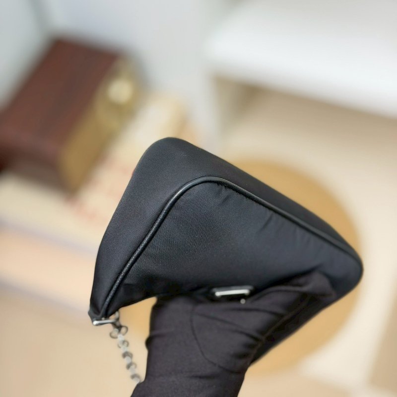 (稀有釋出!值得收藏😍)🏷Prada 普拉達.Mini Hobo 限量絕版款-4