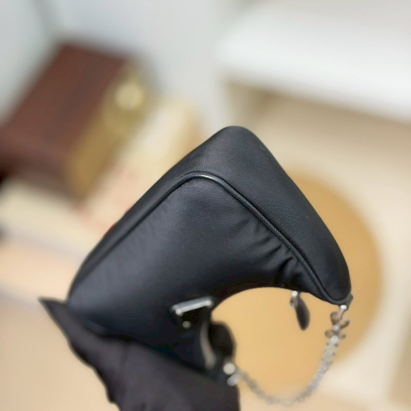 (稀有釋出!值得收藏😍)🏷Prada 普拉達.Mini Hobo 限量絕版款-5