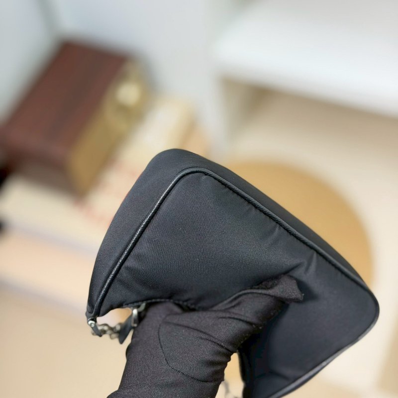 (稀有釋出!值得收藏😍)🏷Prada 普拉達.Mini Hobo 限量絕版款-6