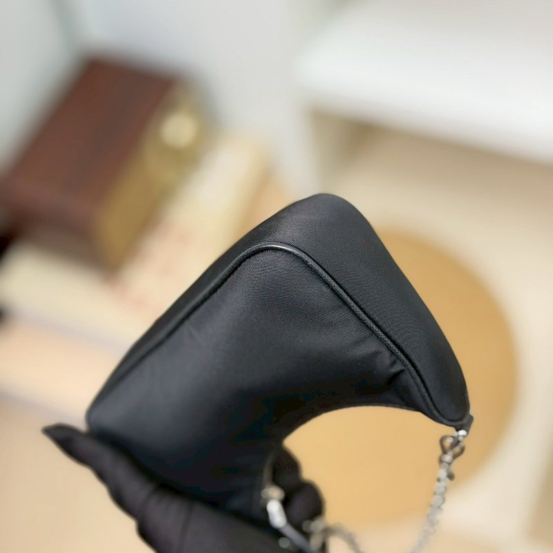 (稀有釋出!值得收藏😍)🏷Prada 普拉達.Mini Hobo 限量絕版款-7