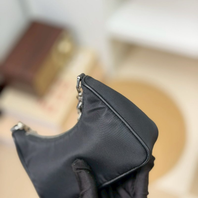 (稀有釋出!值得收藏😍)🏷Prada 普拉達.Mini Hobo 限量絕版款-11