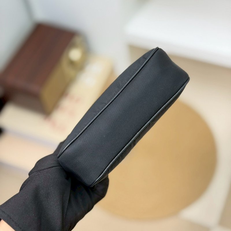 (稀有釋出!值得收藏😍)🏷Prada 普拉達.Mini Hobo 限量絕版款-12