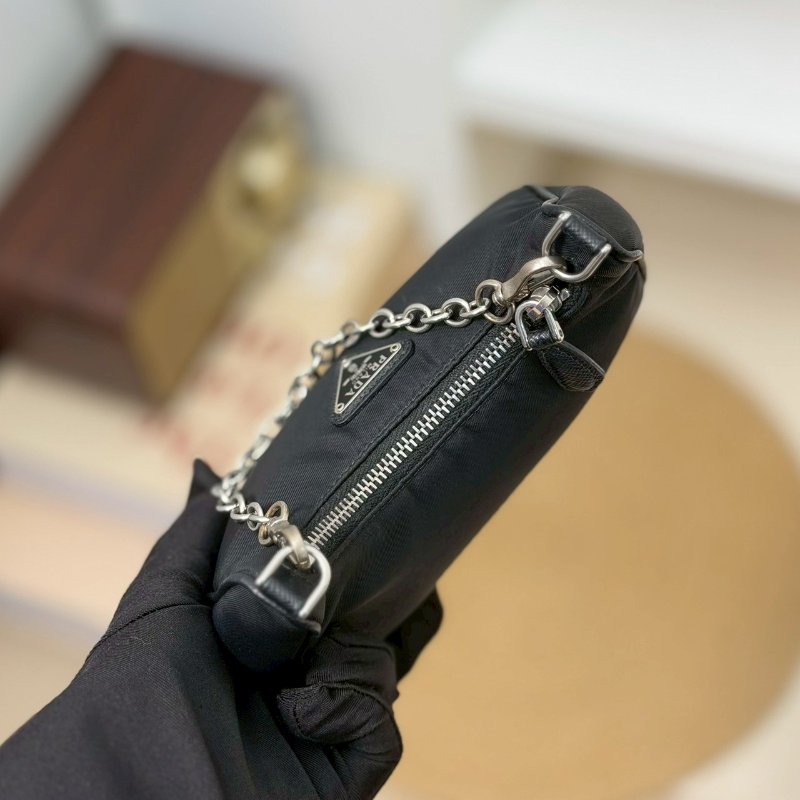 (稀有釋出!值得收藏😍)🏷Prada 普拉達.Mini Hobo 限量絕版款-13