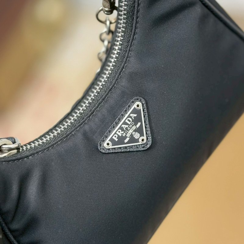 (稀有釋出!值得收藏😍)🏷Prada 普拉達.Mini Hobo 限量絕版款-14