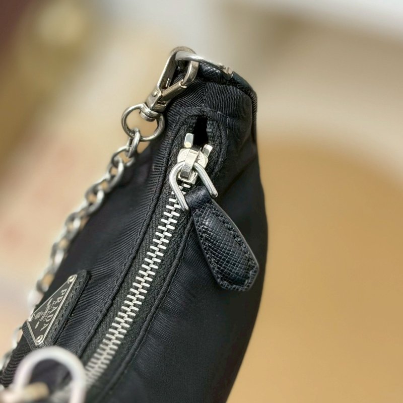 (稀有釋出!值得收藏😍)🏷Prada 普拉達.Mini Hobo 限量絕版款-16