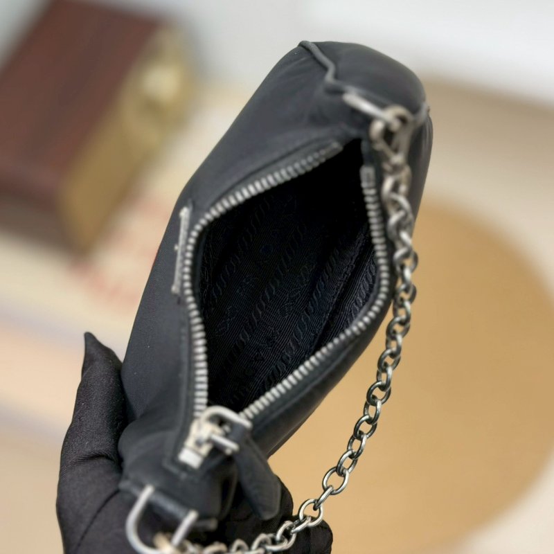 (稀有釋出!值得收藏😍)🏷Prada 普拉達.Mini Hobo 限量絕版款-17