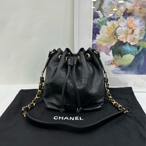 Chanel vintage 羊皮黑金金球大Logo單肩斜背小水桶包