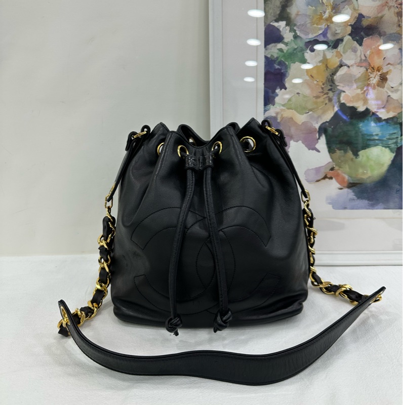 Chanel vintage 羊皮黑金金球大Logo單肩斜背小水桶包-1