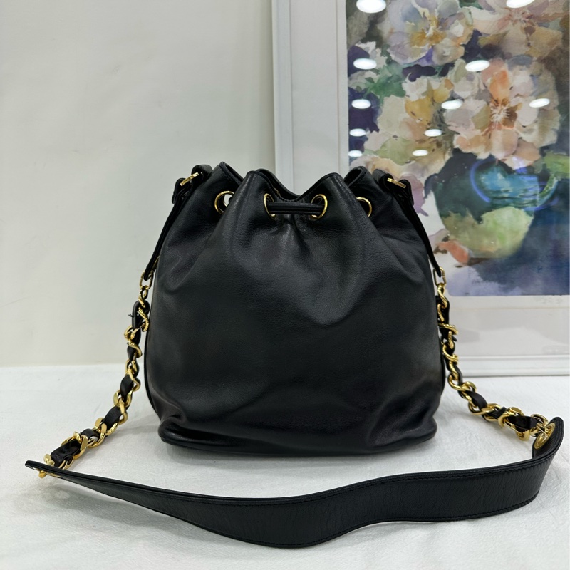 Chanel vintage 羊皮黑金金球大Logo單肩斜背小水桶包-4