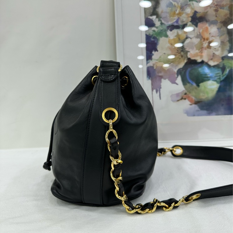 Chanel vintage 羊皮黑金金球大Logo單肩斜背小水桶包-5