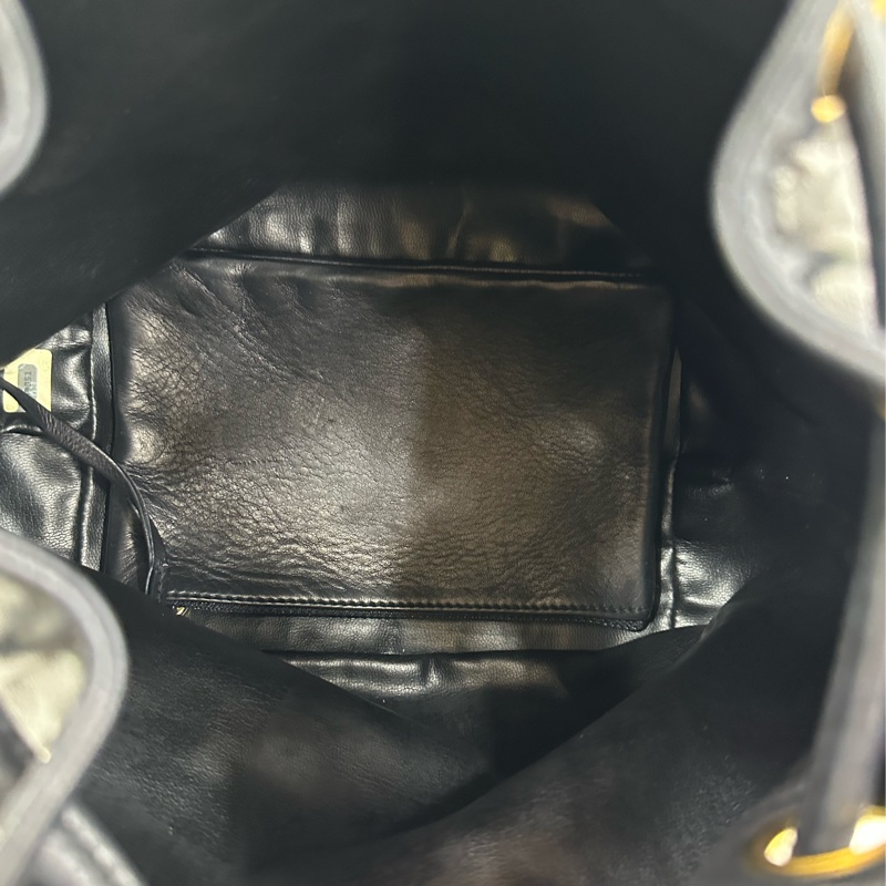 Chanel vintage 羊皮黑金金球大Logo單肩斜背小水桶包-8