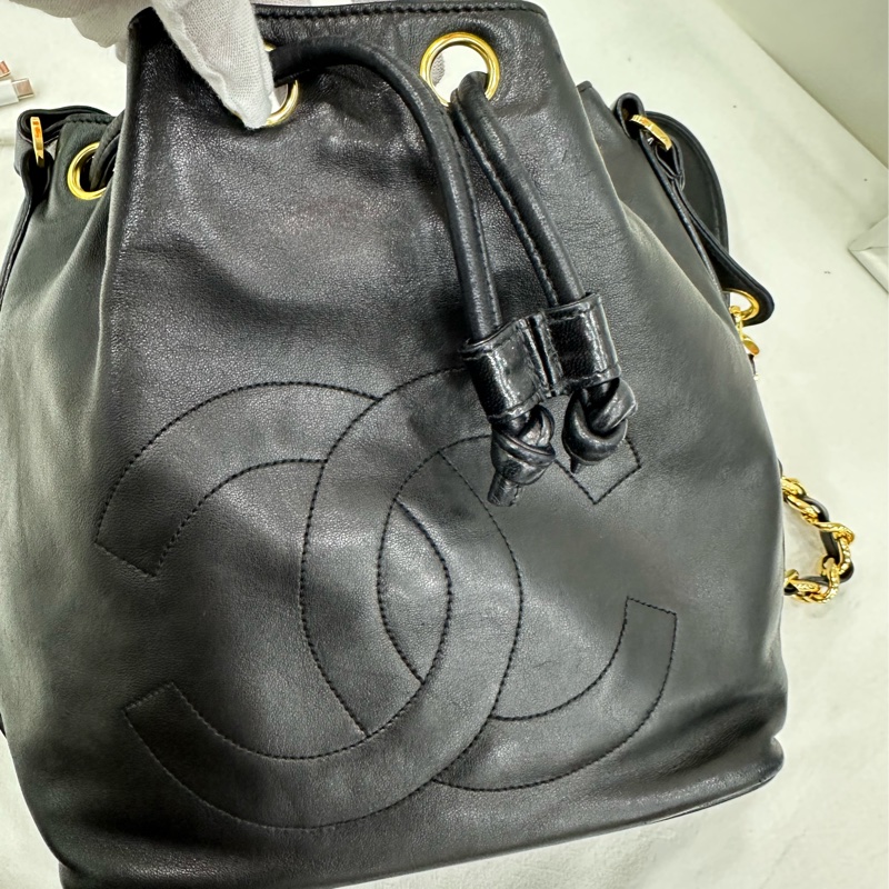 Chanel vintage 羊皮黑金金球大Logo單肩斜背小水桶包-9