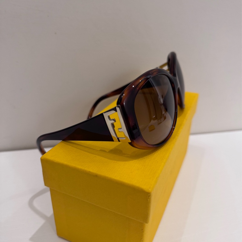 FENDI 琥珀色墨鏡-12