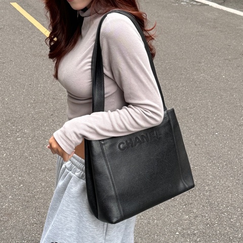 【超！級！新】 Chanel 黑銀 魚子醬牛皮 肩背托特包👜（專櫃261,300）