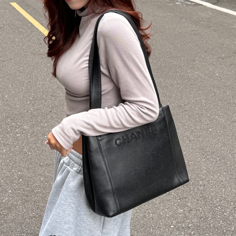 【超!級!新】 Chanel 黑銀 魚子醬牛皮 肩背托特包👜(專櫃261,300)-0