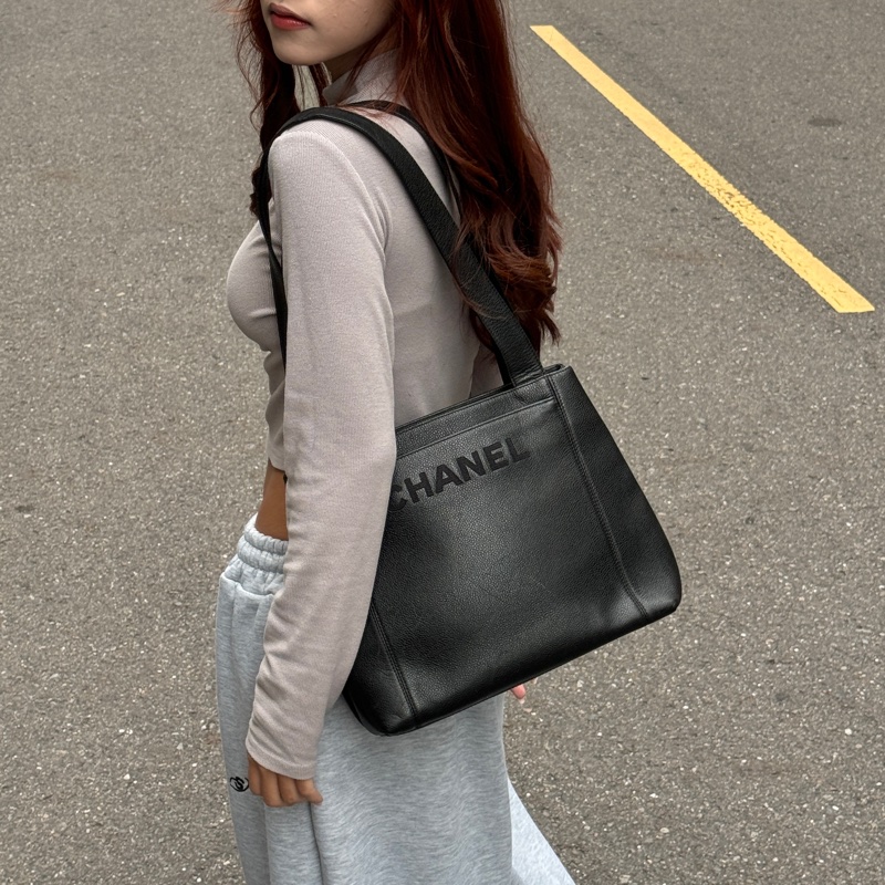 【超!級!新】 Chanel 黑銀 魚子醬牛皮 肩背托特包👜(專櫃261,300)-27