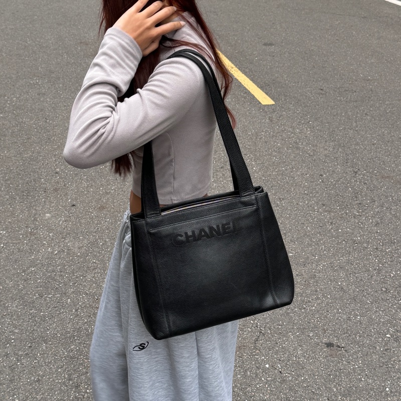 【超!級!新】 Chanel 黑銀 魚子醬牛皮 肩背托特包👜(專櫃261,300)-29