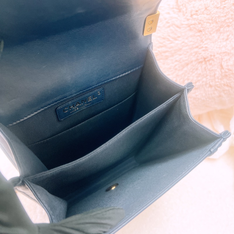 Chanel north south boy 深藍拼金竪式-11